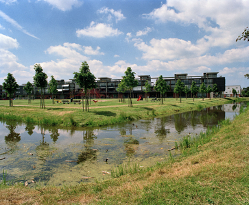 21530 Gezicht op Het Leiwerk te Vleuten (gemeente Utrecht), met de Kees Valkensteinschool, de Willibrordschool en de ...